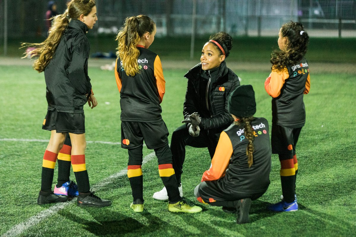 MastercardEU's tweet photo. Nothing says #Priceless like an afternoon training with 
@arsenalwfc and Mastercard ambassador @AlexScott
 followed by a foray into the world of STEM with our #Girls4Tech programme #makeyourmark #StartSomethingPriceless https://t.co/pzDGCXX84X