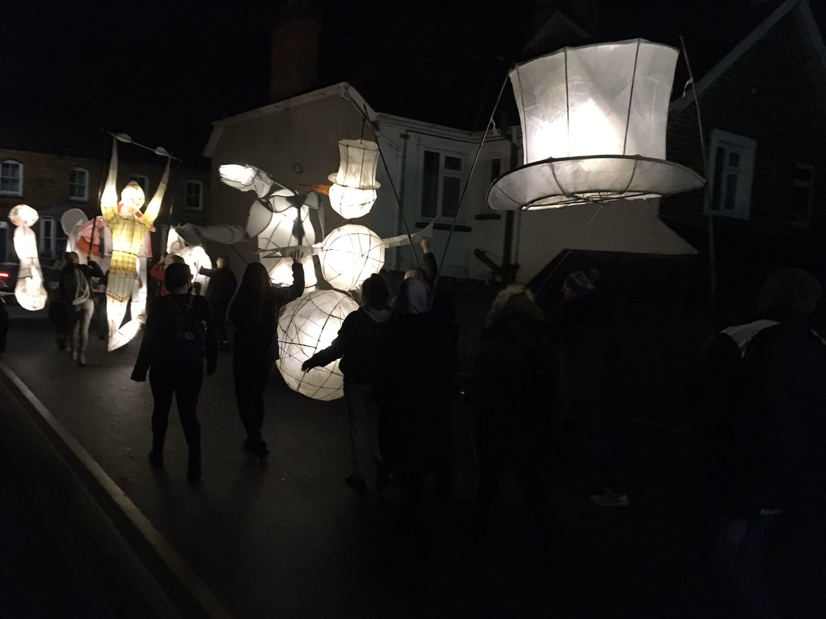 GICeredigionYS's tweet image. Noson dda yn y gorymdaith llusernau yn Aberteifi - pawb di joio mas draw🎩⛄️  Diolch @theatrbydbychan 

Great evening at the lantern parade in Cardigan - everyone thoroughly enjoyed🎩⛄️ Thanks @theatrbydbychan
