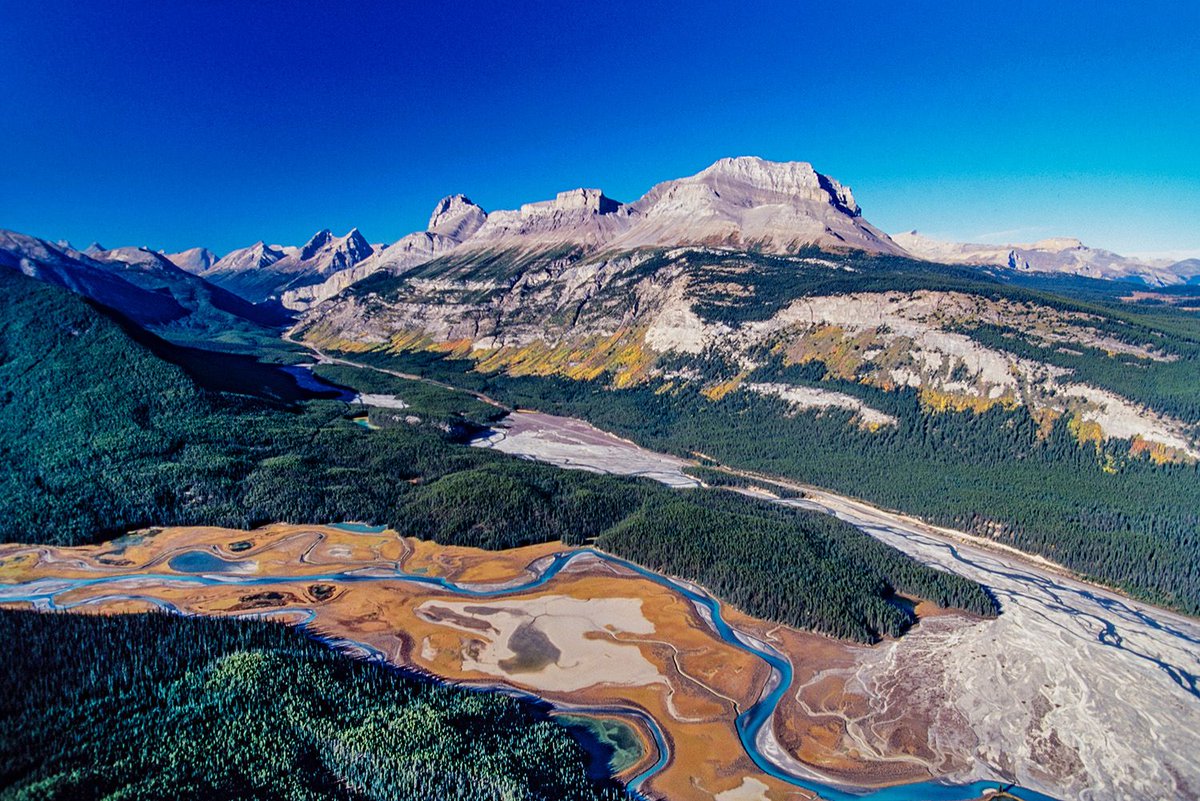 HeadwatersAB's tweet photo. DYK: Alberta has seven major basins or watersheds? They're the Hay, Peace/Slave, Athabasca, Beaver, North Saskatchewan, South Saskatchewan, and Milk. Basins are areas of land drained by a river and associated streams or tributaries. #LoveYourHeadwaters 📷 Russ Heinl/Shutterstock https://t.co/mOcobEYj6I