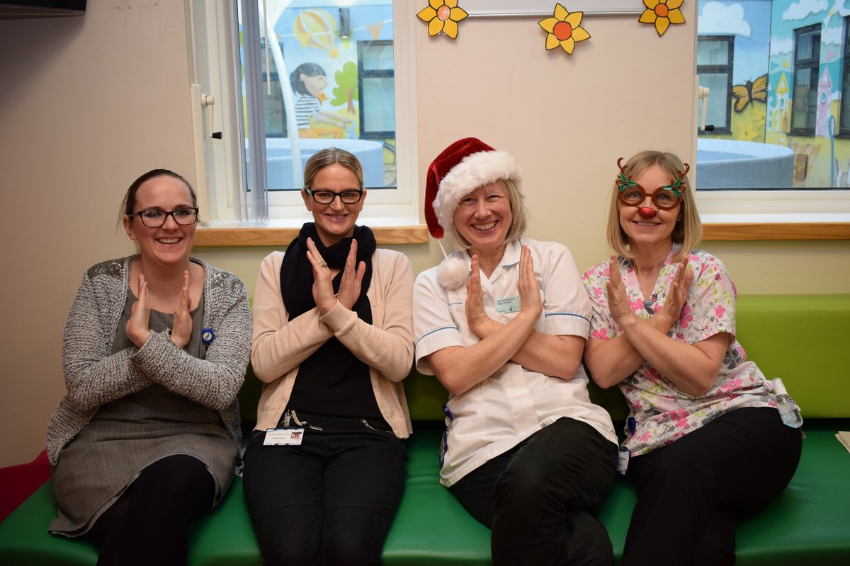Our speech & language therapist Barbara & @OfficialOACT have been spreading #Christmas cheer with festive themed sign language workshops with local primary schools Willowpark Primary, Woodland Park Primary and young patients on our children's unit @OldhamCO_NHS. We love it! 🎅