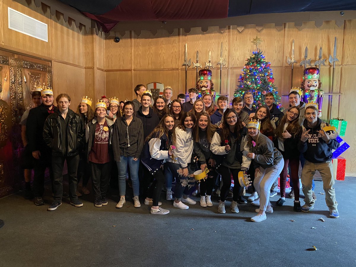 sullmary's tweet photo. Fun was had by all at #medievaltimes  today! #yellowknight #chivalry #thisiskrhs @KRHSCOUGARPRIDE @KRHSBosworth https://t.co/yZTN7LAVd4