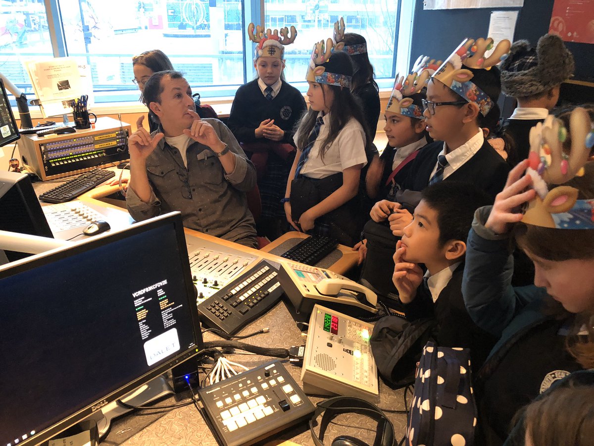 adrienblanc's tweet photo. À Radio-Canada, on recrute tôt. Ici, des élèves de l'école Saint-Sacrement de Vancouver #VisiteRC https://t.co/qGZQY1PnSw
