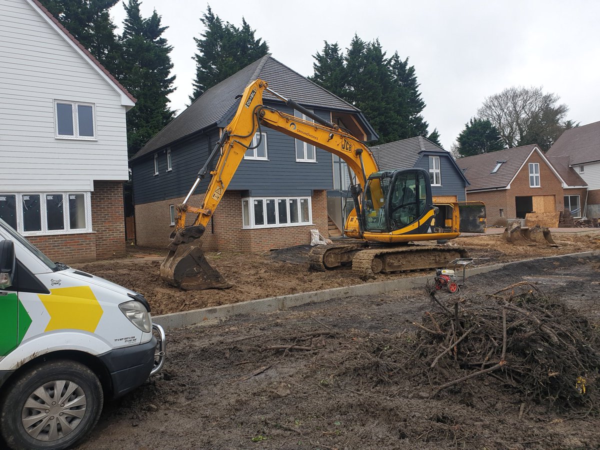 Site vist to check out an overheating js130 today. Unfortunately it has a leaking radiator.
 #jcb #repairs #onsite #plant #service #fitter