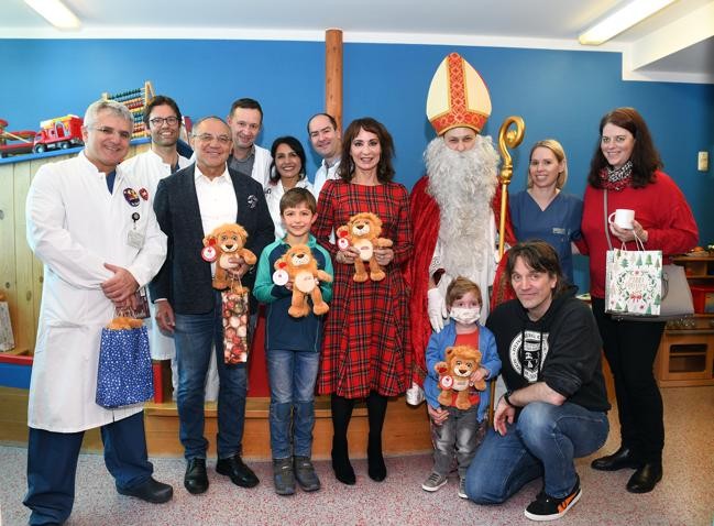 Eine kleine Überraschung 🎁 zum Nikolaustag 🎅 gab es heute für die Kinder im @LMU_Uniklinikum, die auf ein Spenderherz warten. Hochmotivierte Ärzte und tolle Helfer tun alles in ihrer Macht stehende für die kleinen Patienten. Vor ihrer Arbeit kann man nur den Hut ziehen!
