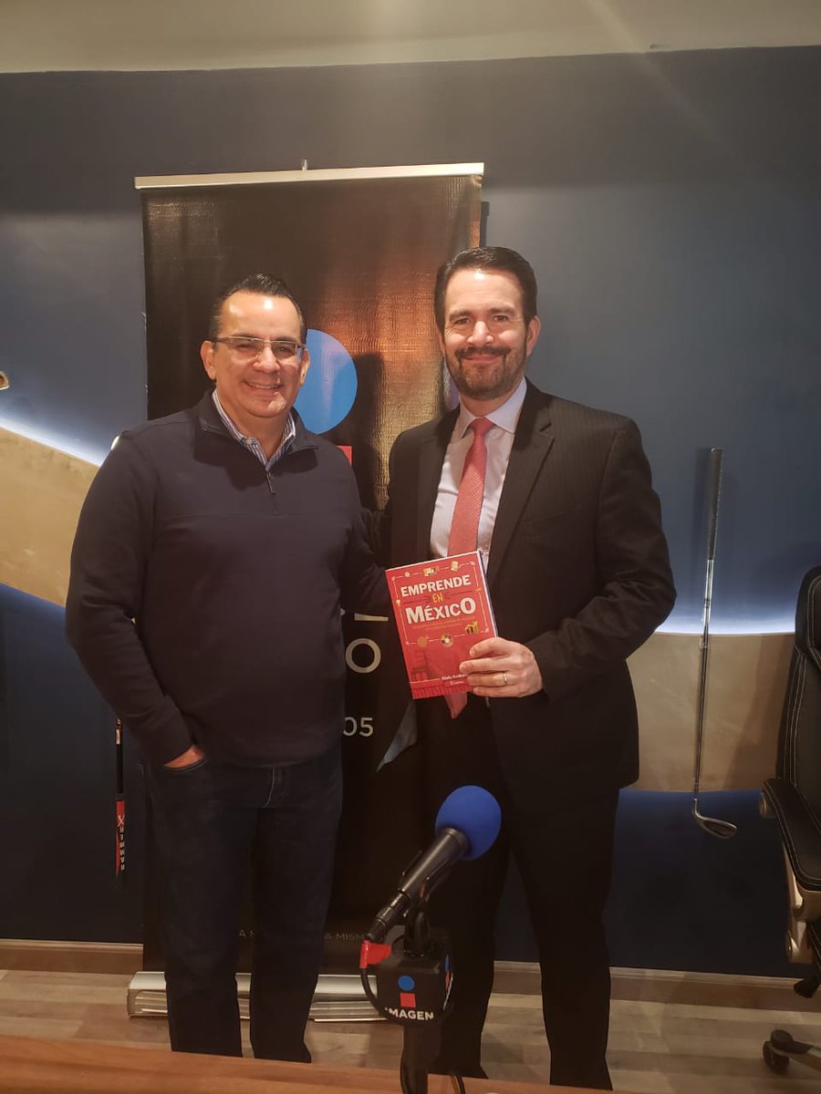 Entregando libro Emprende en México a <a href="/beltrandelrio/">Pascal</a>.📚
#EmprendeEnMéxico