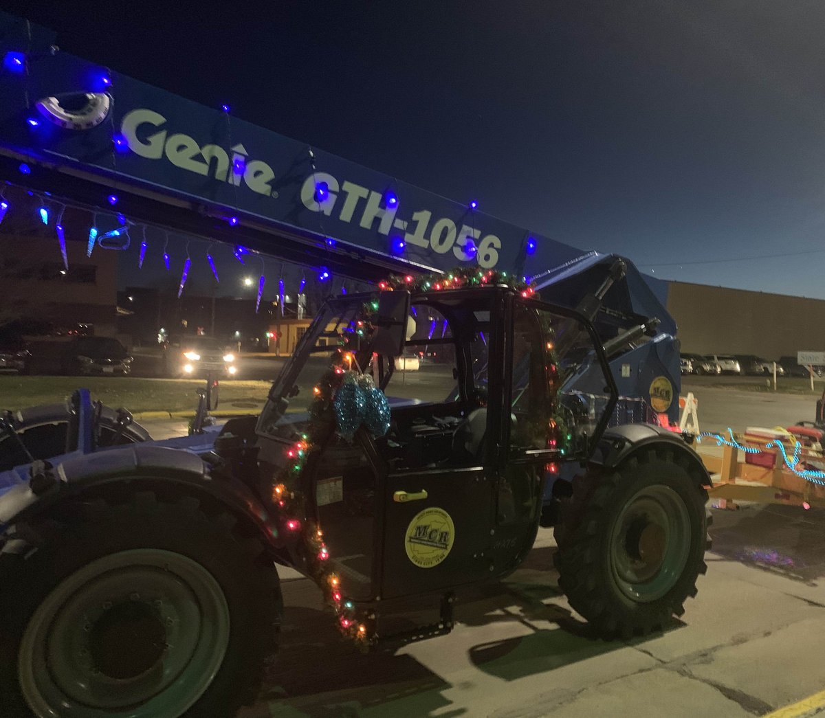 GenieLift's tweet photo. The holidays are here! Midwest Construction Rental recently incorporated their new Genie® GTH™-1056 telehandler in the Sioux City Christmas Parade. Learn how it's built to handle even the toughest worksite conditions: https://t.co/y5khCNz9mv #GenieLift #GenieTelehandler https://t.co/Xx70g5Clit