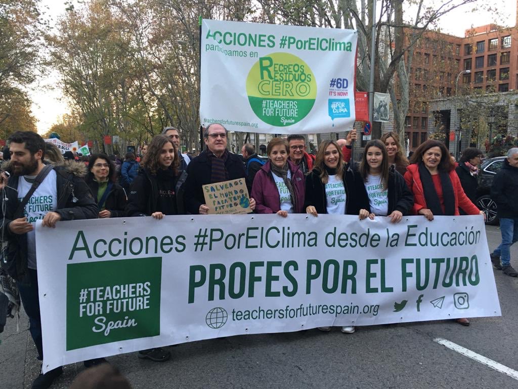 SergioFSierra's tweet photo. Los #PueblosIndígenas llaman a la acción en la #MarchaPorElClima . El #CambioClimático amenaza su salud y su #soberaníaalimentaria. Como docentes, toca educar a las generaciones futuras para cambiar el rumbo de nuestras acciones #Educación #EducaciónAmbiental #6DPorElClima #COP25 https://t.co/O2K3wzybn4