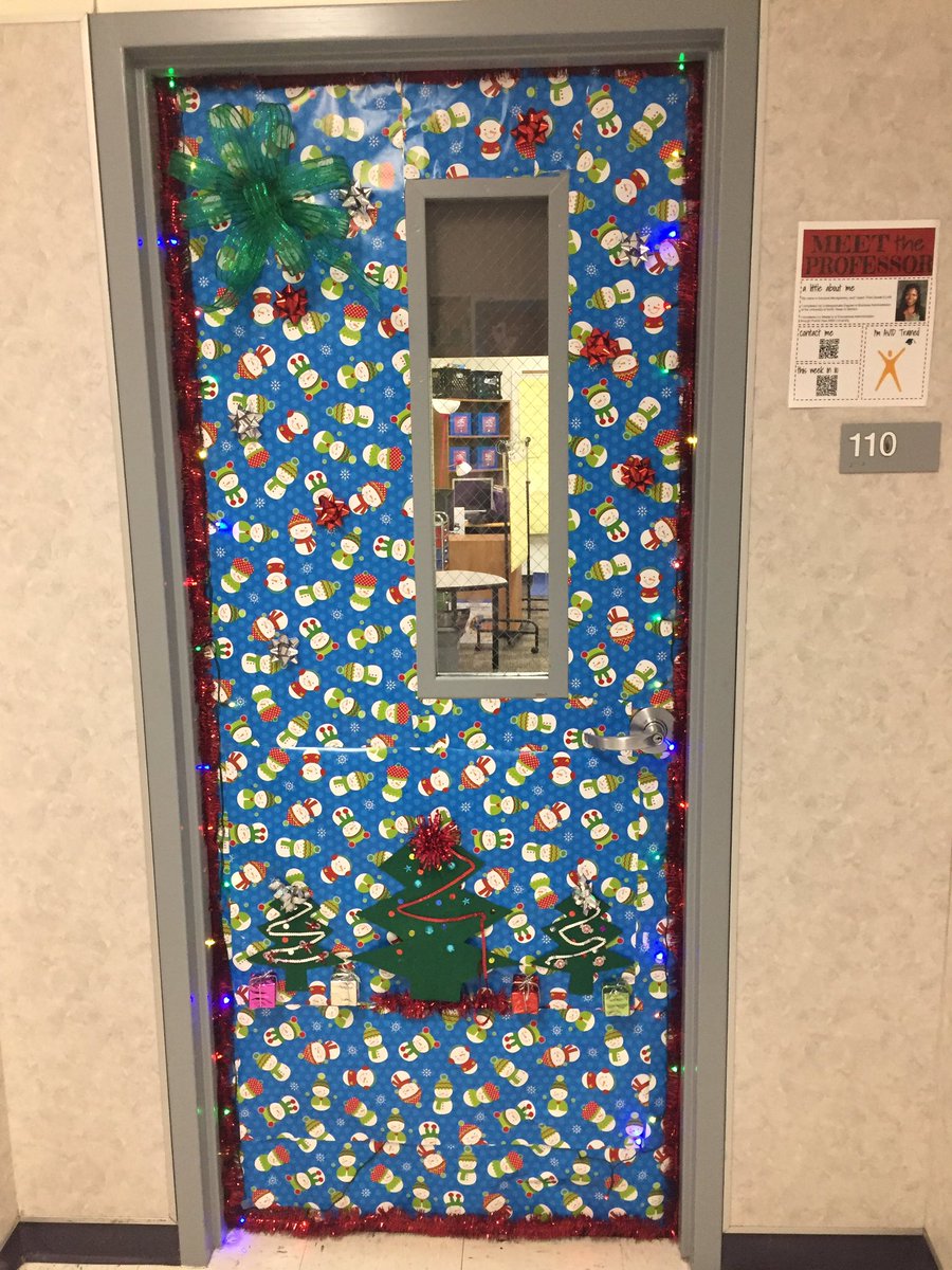 Montsfirst's tweet photo. It’s beginning to look a lot like Christmas. Deck the halls/doors was a success.  Thanks to the parents and scholars who worked tirelessly to get it done. @CHISDCP @poplifekids @efk83 @BlakelyGSU @henderson76bri https://t.co/suE2mu4BjZ