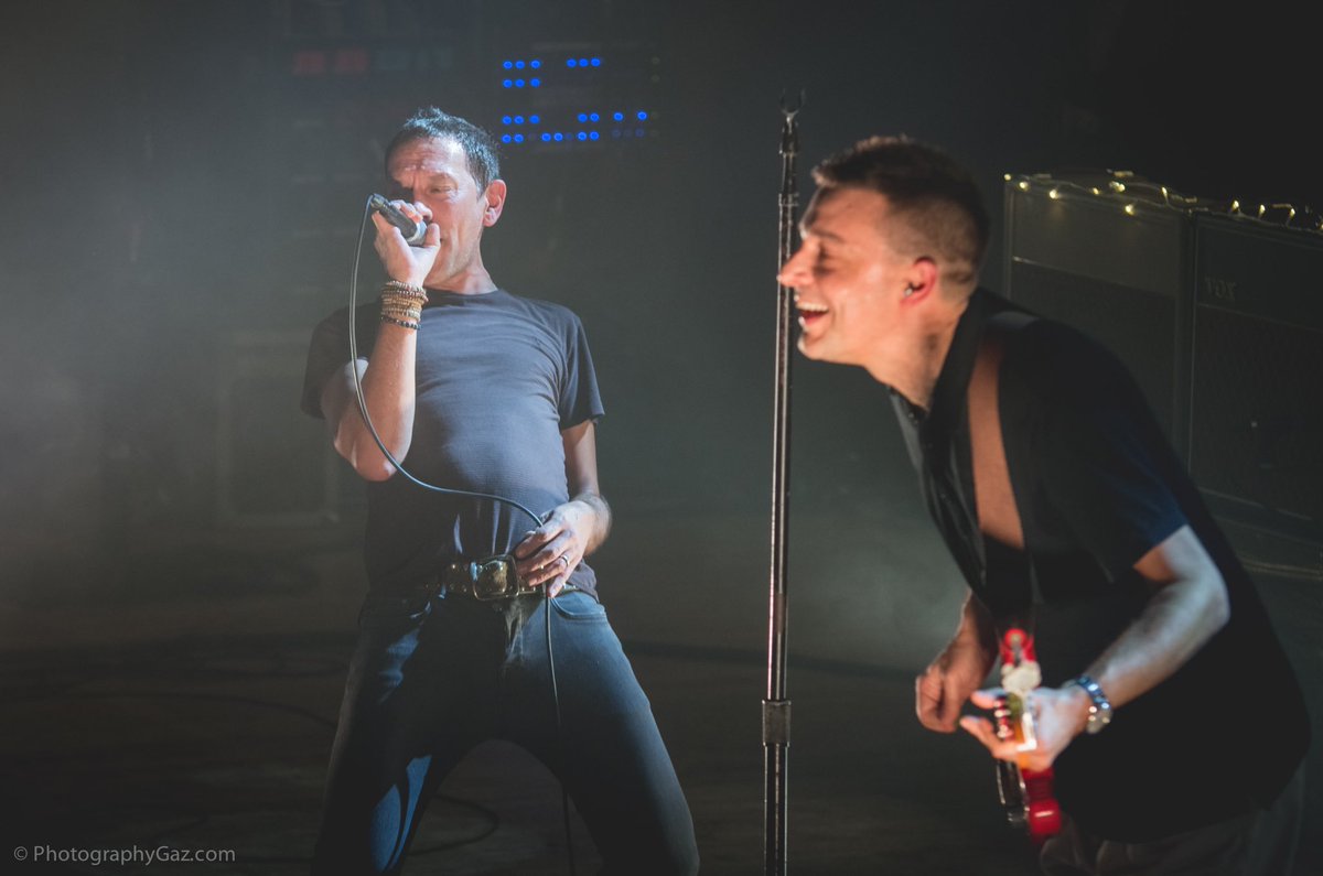 PhotographyGaz's tweet photo. More shots of the awesome @shedseven live at @KingGeorgesHall @Ricktw1tter @badstonejoe @TomGladwin2 @AlanShed @LeonBanks
#shedcember #fantographer π· https://t.co/bEAFXt5vTm