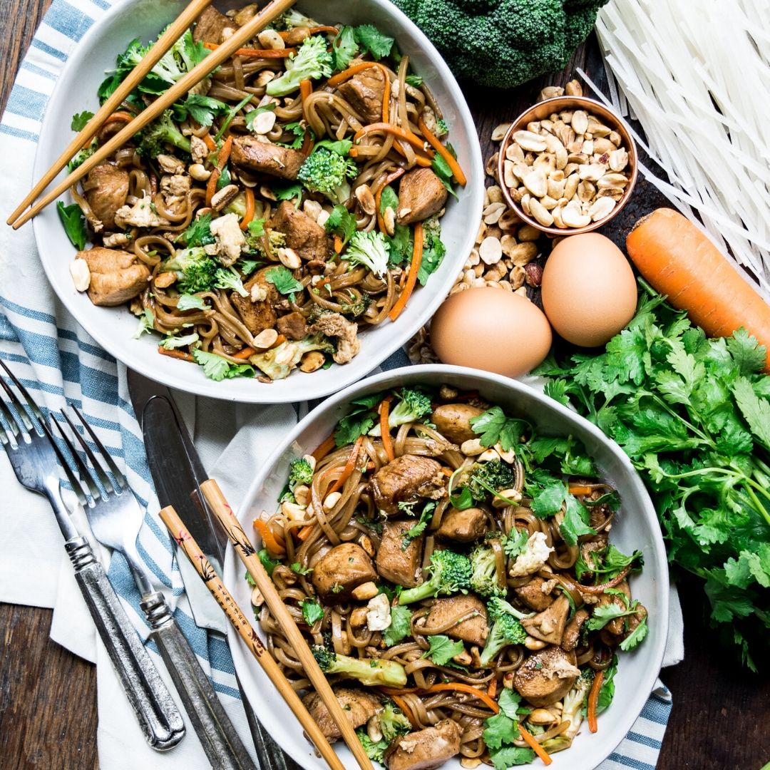 localcrate's tweet photo. These LC kits just hit shelves at @kowalskismarket! They’re perfect for those busy nights when you don’t have time to meal plan.
💙Chicken Grain Bowl with Roasted Sweet Potato &amp; Kale Pesto 
💙Weeknight Chicken Pad Thai 
💙Beef Pot Roast with Roasted Vegetables by @gavinkaysen https://t.co/OHxV7vM9Q1