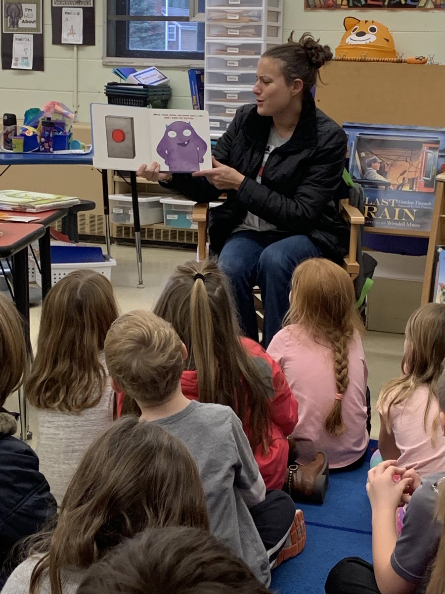 Our Guest Reader today was an awesome surprise for Bella!   We got to hear some fun holiday books to get us in the spirit!  #WeAreChardon #Munson #firstgrade
