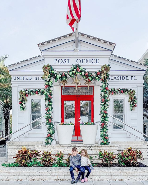 discover850FL's tweet photo. It's beginning to look a lot like Christmas around the 850! Where is your favorite place around the gulf coast to look at Christmas decor?
📸:  @natalieguy Downtown Pensacola 
•
•
•
#discover850 #christmas #lovefl #explorefl #explorethepanhandle #seaside #pensacola #panamacity https://t.co/XFPwV0bUWx