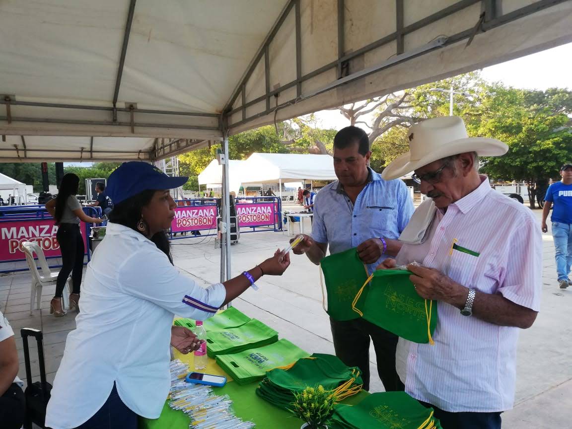 Estuvimos presentes con las áreas de responsabilidad social empresarial  en la feria equina que se llevó a cabo en la ciudad, dando a conocer los servicios de nuestra empresa y entrega de bolsas a los vendedores estacionarios para el manejo adecuado de los residuos sólidos