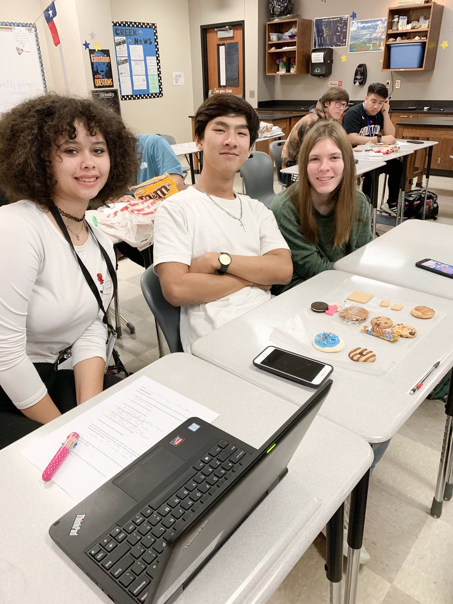 jillmburkey's tweet image. Cookie Rock Identification Lab today in Earth Space! These rocks were delicious! #BurkeyESS