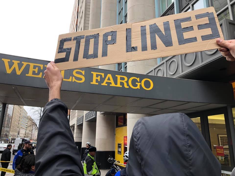 sparki1969's tweet photo. Always a solid visit DC! #FiredrillFriday, #ShutDownDC & #climatestrike blockades at Wells Fargo, Blackrock & JPMorgan Chase in Washington DC. https://t.co/as54KzfTNx
