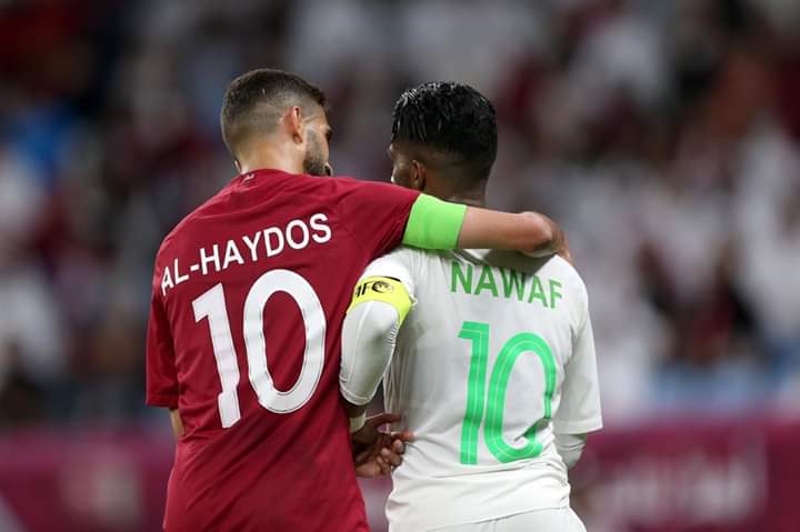 HarithNateq10's tweet photo. جمال كرة القدم! 🤩⚽️

✨روح رياضية رائعة بين لاعبي قطر والسعودية

✨مدرب منتخب البحرين وهو يواسي محمد قاسم لاعب العراق بعد إهداره ركلة جزاء وخروج منتخب بلاده من خليجي 24
#خليجي_24_قطر @alkasschannel
@khalidjassem74 @majless_alkass   @YounisMahmoud10 ✏ الكاتب حارث ناطق https://t.co/hBDbclmrl9