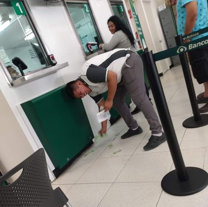 MemesXico's tweet photo. ¿Y como te fue cobrando tu beca?
Pues..... https://t.co/LXvdLlvm7v