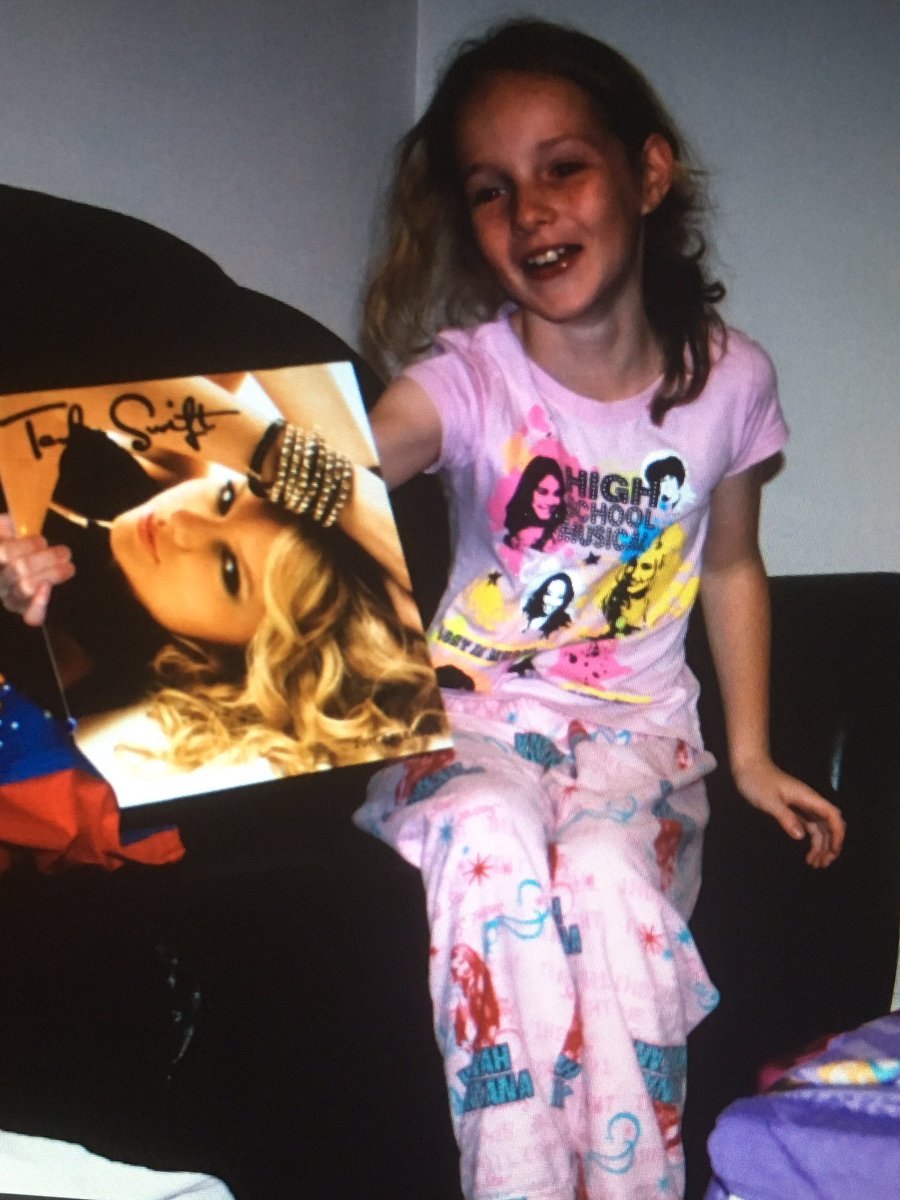 scrunchieswift's tweet photo. BABY SARAH on Christmas morning 💗💗💗@taylornation13 #ChristmasTreeFarmStreamingParty https://t.co/dYlpZiCfom