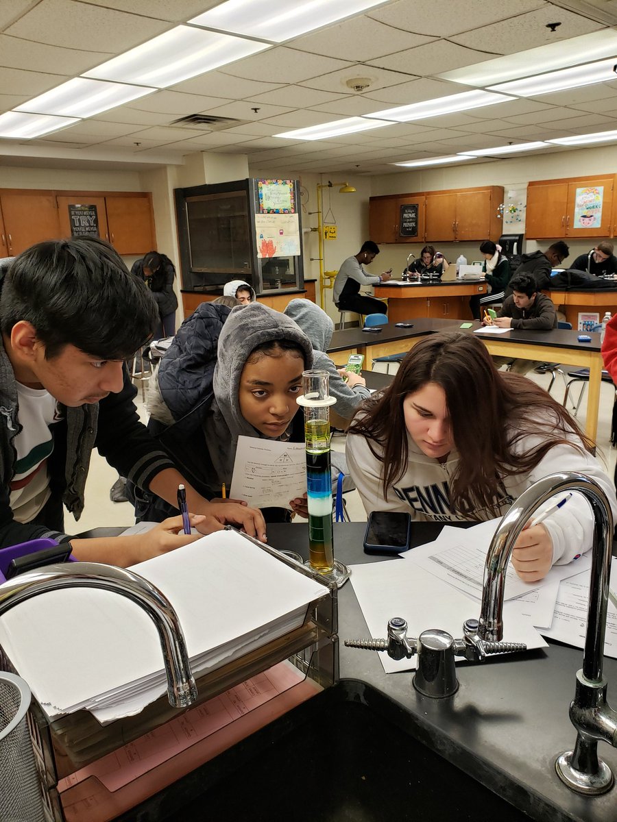 SarahV_C's tweet photo. #chemistry students deciphering what is in our #densitycolumn. #UMASDistheplacetobe @JBauerUM https://t.co/SaY3eSsH6y