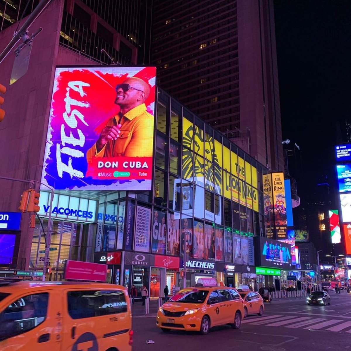 DonCuba6's tweet photo. Mi billboard en #Timesquare #NewMusicFriday #Spotify #doncuba #fiesta https://t.co/d789S2k11e