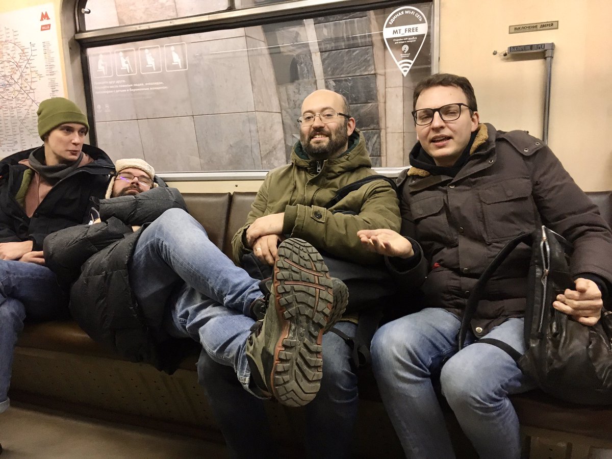 Гопники в метро Гопники в метро
