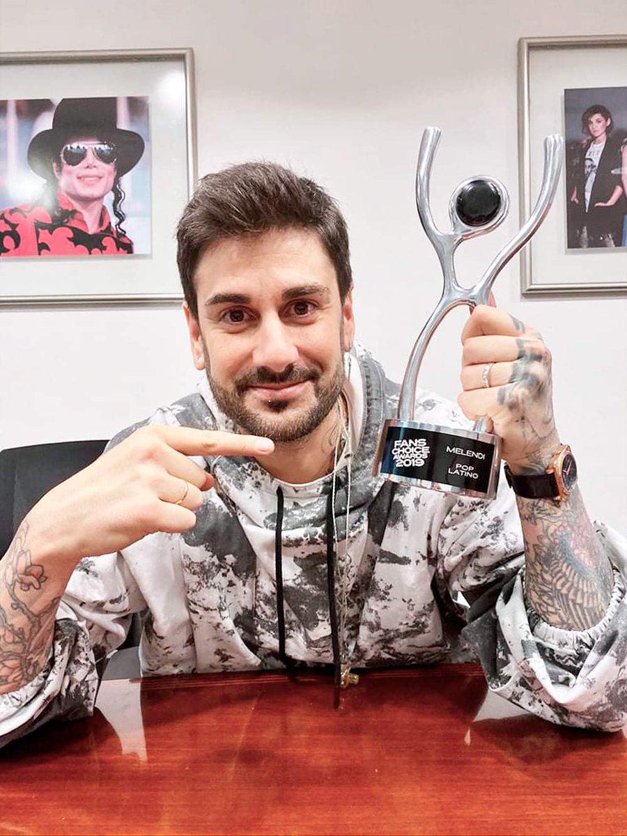 MelenGuatefans's tweet photo. Por fin le han entregado el premio a @melendioficial guerreros 😍😍 enhorabuena jefe! Te mereces todos los premios del mundo 😍 todos tus guerreros te amamos y apoyaremos siempre! 😍😍😍 #LosPremiosDeLosFans #FansChoiceAwards2019 #FCHA2019 https://t.co/wSFsJMcVvB