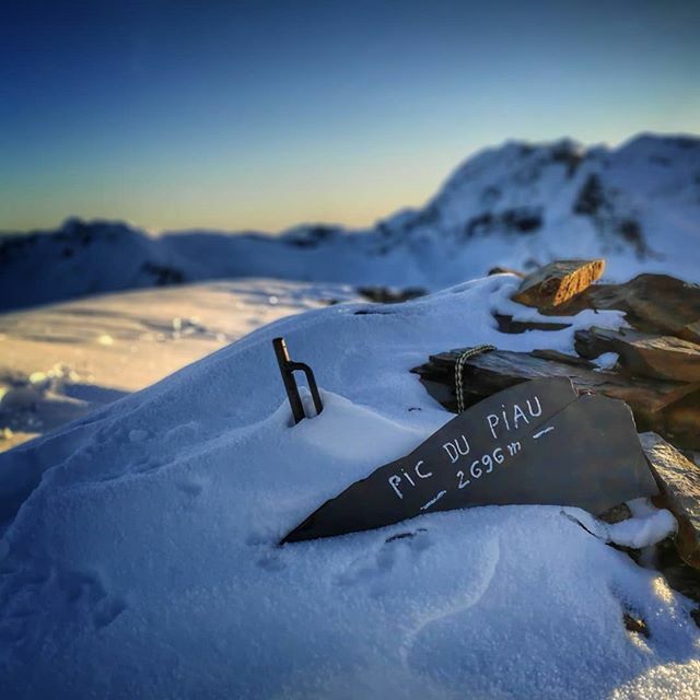 ErlayLuna's tweet photo. Buen día con la guinda de una cima solitaria al atardecer...#skimo #sunset #pirineos https://t.co/t6aSJvG57V https://t.co/ExAC6s1E2t