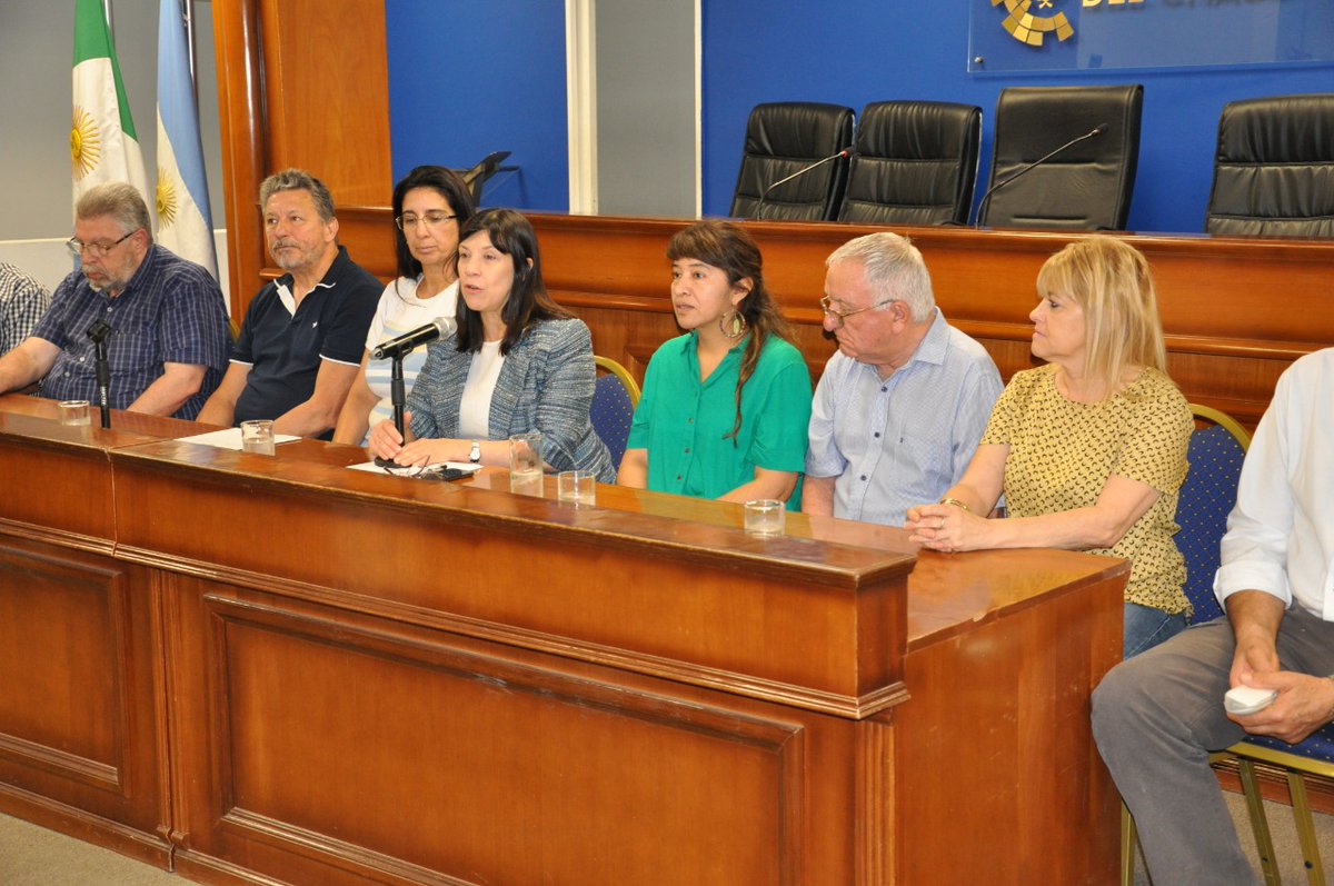 AndreaCharole's tweet photo. Hoy junto a la presidente del @PLegisChaco mi par @elicuestachaco y junto a mis pares realizamos la Firma del acta de inicio de la obra del edificio sede del #PoderLegislativo.🖋📄🏛️

#AndreaCharoleDiputada #SomosTuVoz #CercaTuyo https://t.co/JDRhOj3ffh