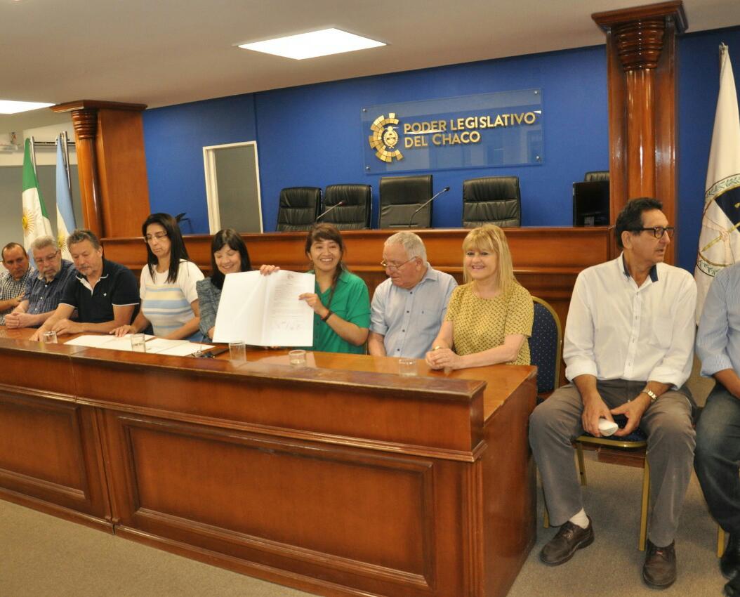 Hoy junto a la presidente del <a href="/PLegisChaco/">Legislatura Chaco</a> mi par <a href="/elicuestachaco/">Elida Cuesta</a> y junto a mis pares realizamos la Firma del acta de inicio de la obra del edificio sede del #PoderLegislativo.🖋📄🏛️

#AndreaCharoleDiputada #SomosTuVoz #CercaTuyo
