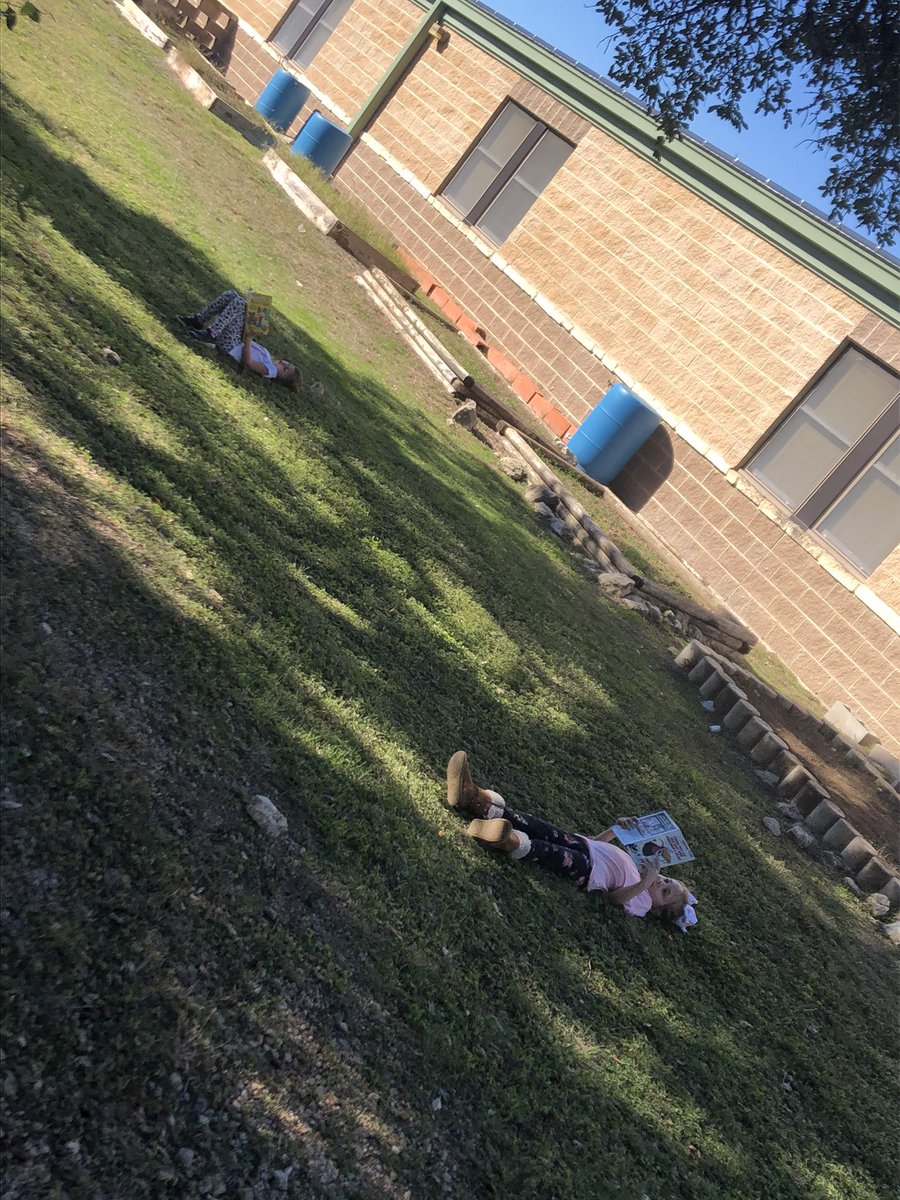 MissFrostBISD's tweet photo. We decided to switch it up and take our independent reading outside to enjoy the beautiful weather! @hcebulldogs @BanderaISD https://t.co/9j62G84UtL