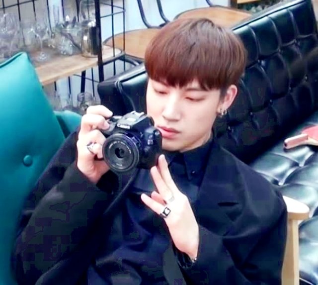 defsoul92's tweet photo. ➸ When life gets blurry... Adjust your focus 📸 
{ #GOT7_for_AHGASE #WeLoveYouJaebeom #igot7selcaday #ahgaseselcaday } https://t.co/UTuuIDM8BT