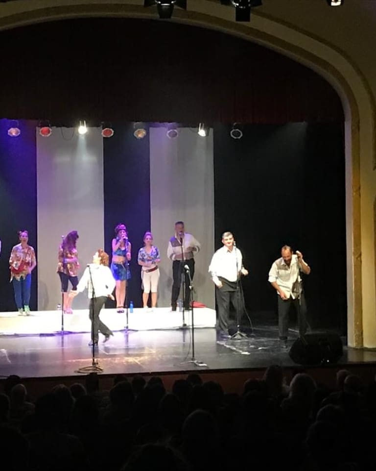 alTeatroReal's tweet photo. #Real2019
La #ComediaCordobesa cerró la temporada 2019 en La Pampa!!! 🚌“Eran 5 Hermanos y ella no era muy santa” subió a escena en el marco del programa Corredores Teatrales de la Agencia Córdoba Cultura en el Teatro Español de Santa Rosa, La Pampa
@AgCbaCultura
@raulsansica https://t.co/FgAaA1LicC