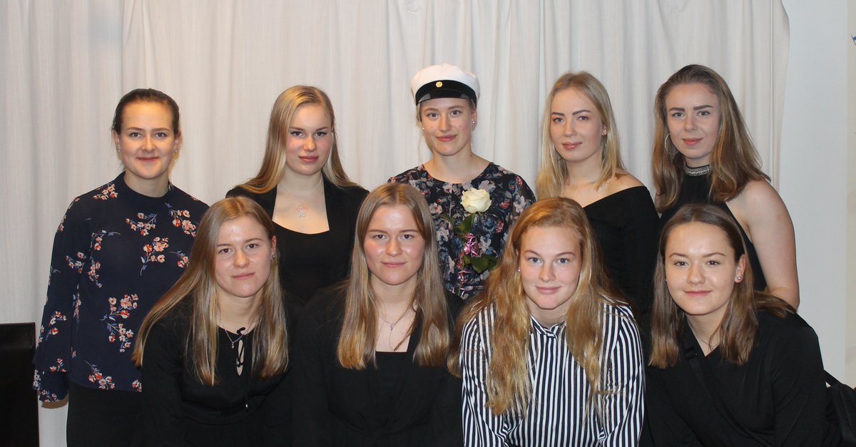 TiPSNaiset's tweet photo. Onnea koko TiPS naisten edustusjoukkueen puolesta uudelle ylioppilaalle Aino Martikaiselle. #lakkiaiset #meidänTiPS #vihreälläsykkeellä https://t.co/kSTVfQ2jU6