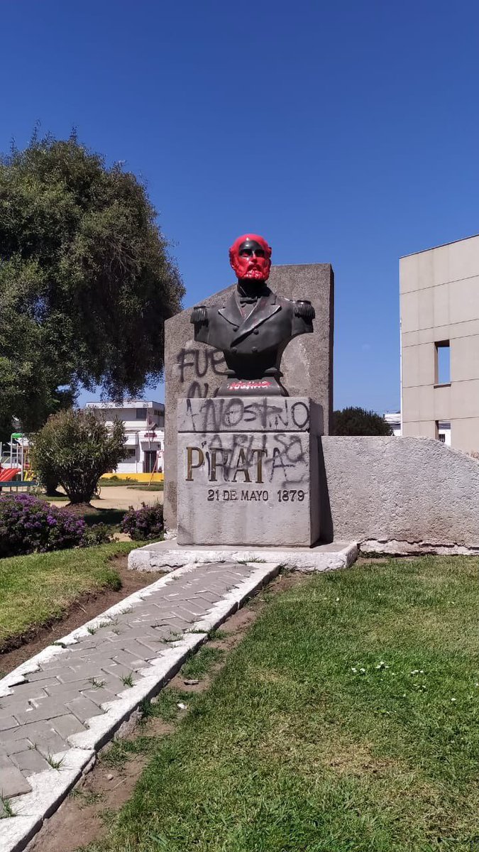 jlbritonativo's tweet photo. Ayer un grupo de mujeres pintó el busto del Capitán Arturo Prat en Barrancas y en la tarde y noche un grupo de vecinos de la zona procedió a limpiarla @Armada_Chile @chilevision @Maritgobsno @lidersanantonio @proa_sanantonio @JuliaVialTV @canal13 https://t.co/f8j6XN0Fgo