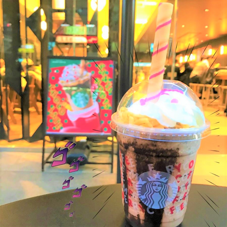 The latest #Starbucks drink in Japan is a... Santa Boots frappucino?! 🎅🏻We were so curious that we had to try one right away! This sweet chocolate cookie flavored drink had a unique salty twist: potato fries! The cookie straw is a great alternative for plastic straws 👍