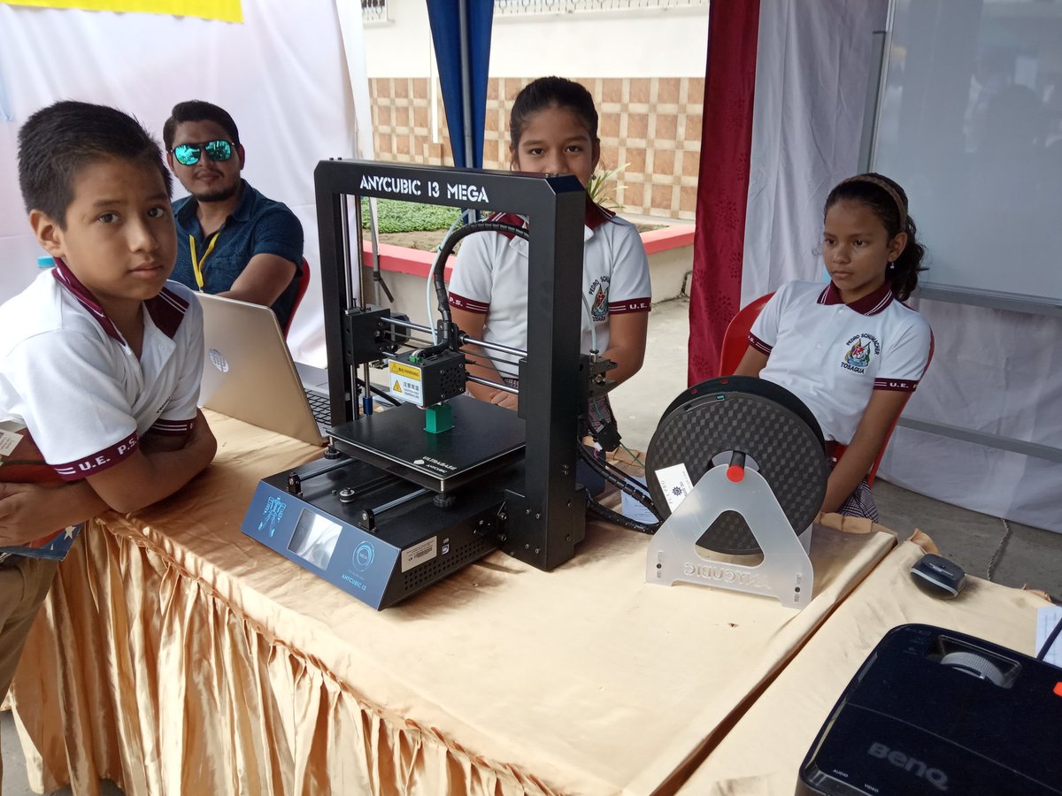 kelag07's tweet photo. Estudiantes de UEPS exponiendo sobre cuerpos geométricos con @geogebra. Gracias carrera Computación @espammfl por permitir que niños impriman en 3D https://t.co/SxU5eKshYg