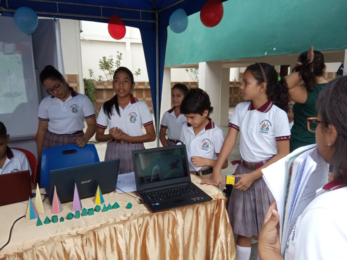 kelag07's tweet photo. Estudiantes de UEPS exponiendo sobre cuerpos geométricos con @geogebra. Gracias carrera Computación @espammfl por permitir que niños impriman en 3D https://t.co/SxU5eKshYg