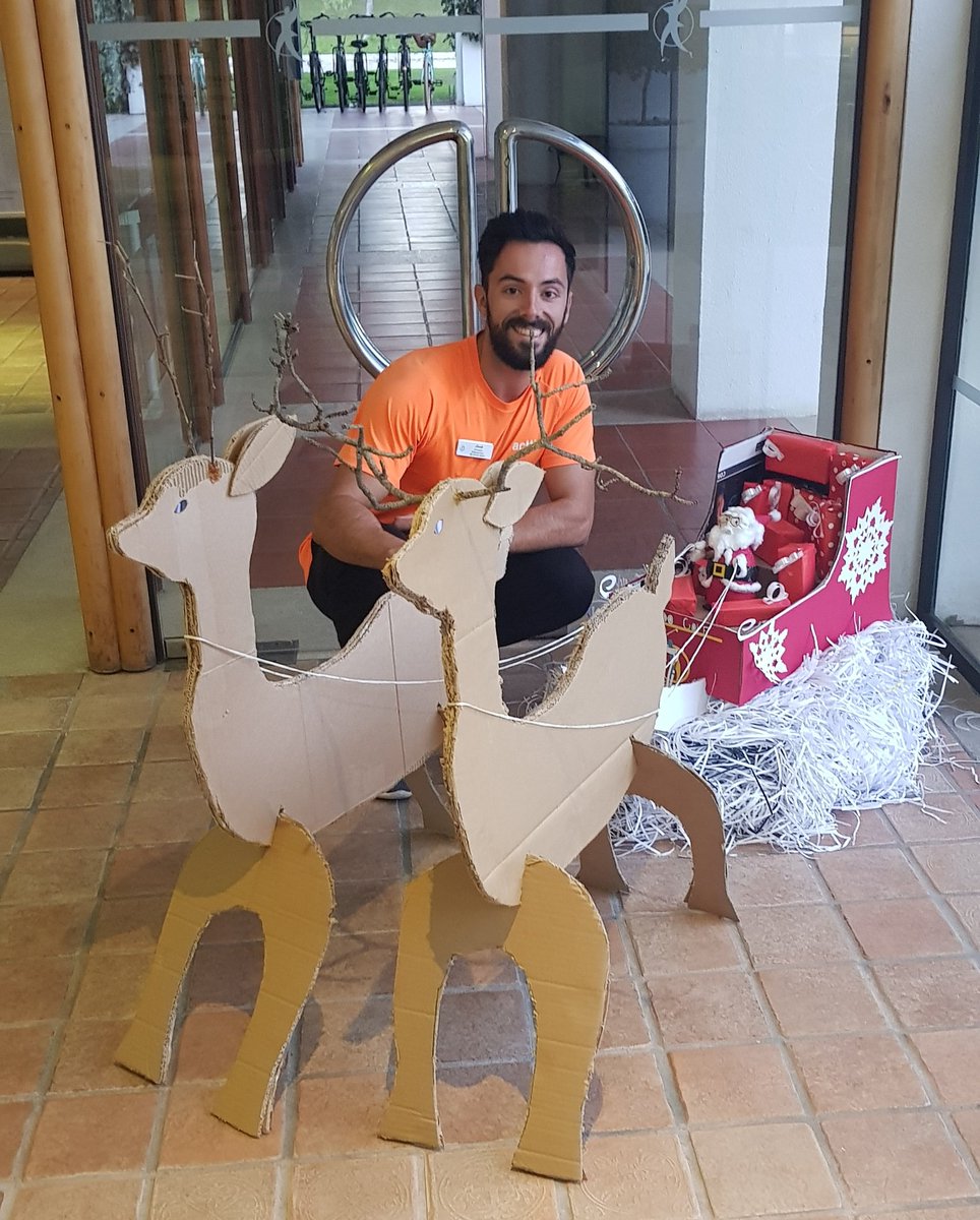 JLoucanas's tweet photo. We hate plastic at #vilardogolfresort  #diamondresorts  so our #Xmas is all about recycling organic materials ... I want to present you my #eco Project with eco  #Reindeers and also with eco #SantaClaus ♻️🎅🦌👍 #DiamondRecyclingXmas #Algarve #Portugal https://t.co/LNwHGIgaMt
