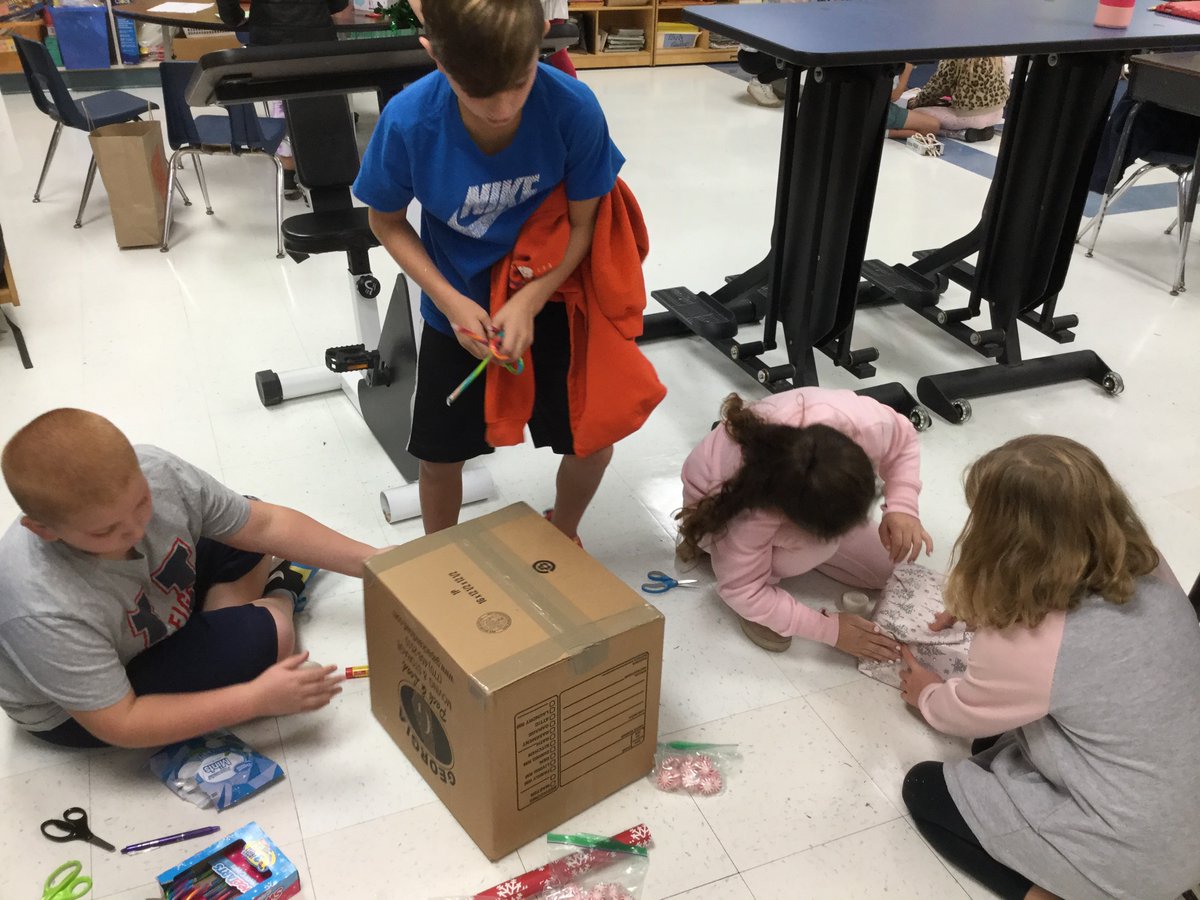 TiffanySuggs1's tweet photo. Elf catchers hard at work. Come check out our traps at the Festival of Trees. @chpinckneyelem https://t.co/2egXfA3OGj