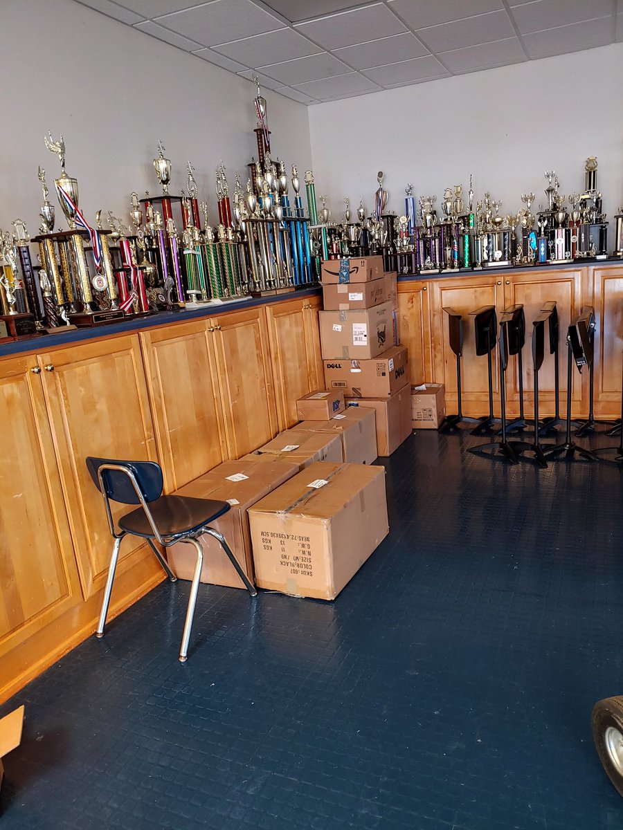 23steph23's tweet photo. It's happening. The walls look weird without things on them. #NEEDMOREBOXES #packing #canwemovealready @Winterboro_High https://t.co/8AFocTmoil