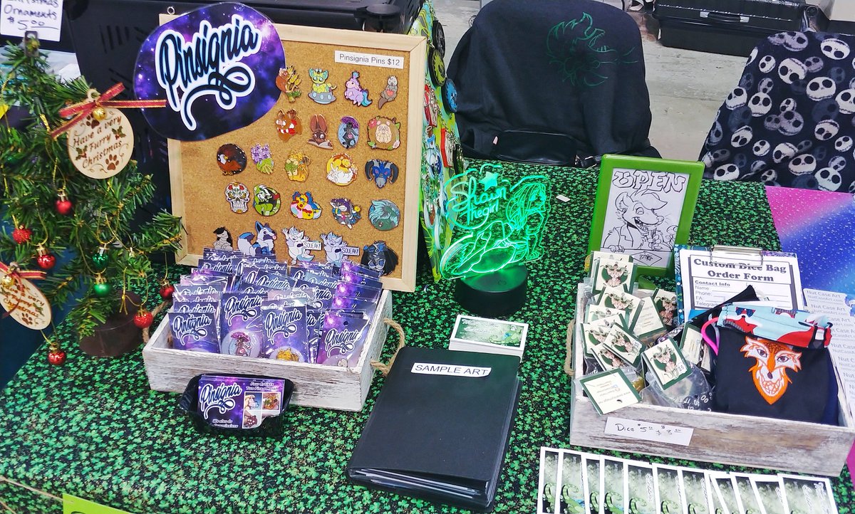 FritterCritter4's tweet photo. More table pics! https://t.co/rm20LQsHlR