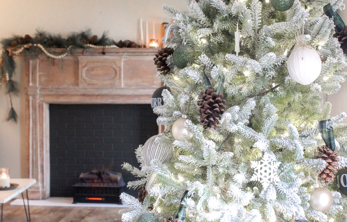 We bet you haven't flocked a Christmas tree like THIS before! bit.ly/33TSZpy <a href="/farmhousemade/">Kim @ Farmhouse Made</a>