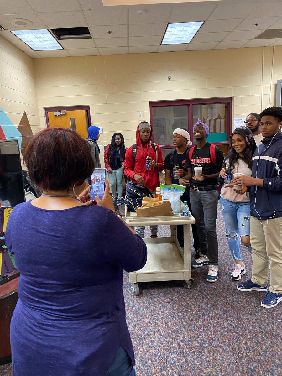 FutureFndation's tweet photo. Future Foundation kids at the Teen Center worked with a vendor to learn more about #recycling and did some #planting with recycled bottles!
#FutureFoundation #ReadyToStepUp https://t.co/ENTqXWWKeP