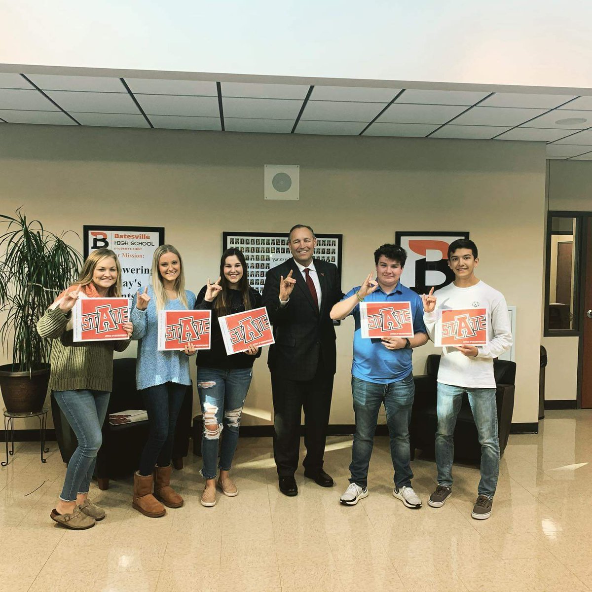 DavidKCampbell5's tweet photo. Several of our BHS seniors had a personal visit from Arkansas State University Chancellor @kdamp63 , who wanted to personally meet and congratulate them on their acceptance into Arkansas State #batesvillepioneers #astateredwolves https://t.co/10Mn0URuu6