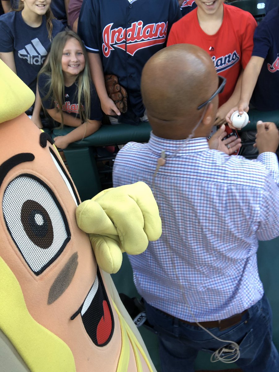 CleHotDogs's tweet photo. @Indians Taking selfies with @DreKnott! 🌭🤳
#12DaysOfTribe https://t.co/lULvoZ01Dh
