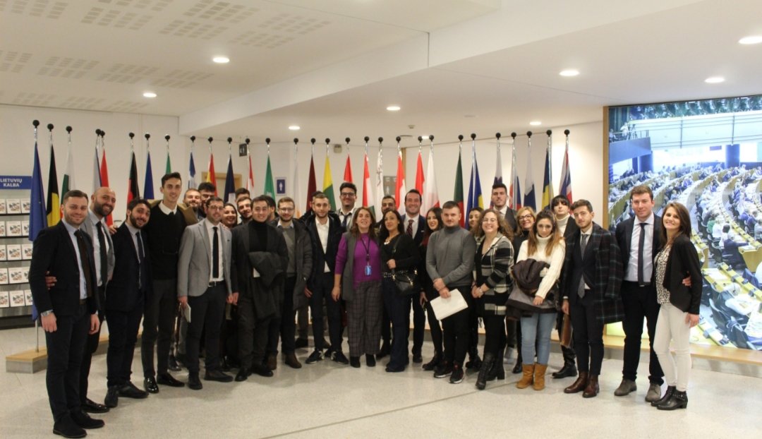 LuciaVuoloEU's tweet photo. I ragazzi salernitani del #forumdeigiovani in visita a #Bruxelles. Una grande esperienza e una bella opportunità che spero possa servire nel loro futuro. Sono orgogliosa di averli sostenuti in questi giorni. https://t.co/u8yjEn6I6D