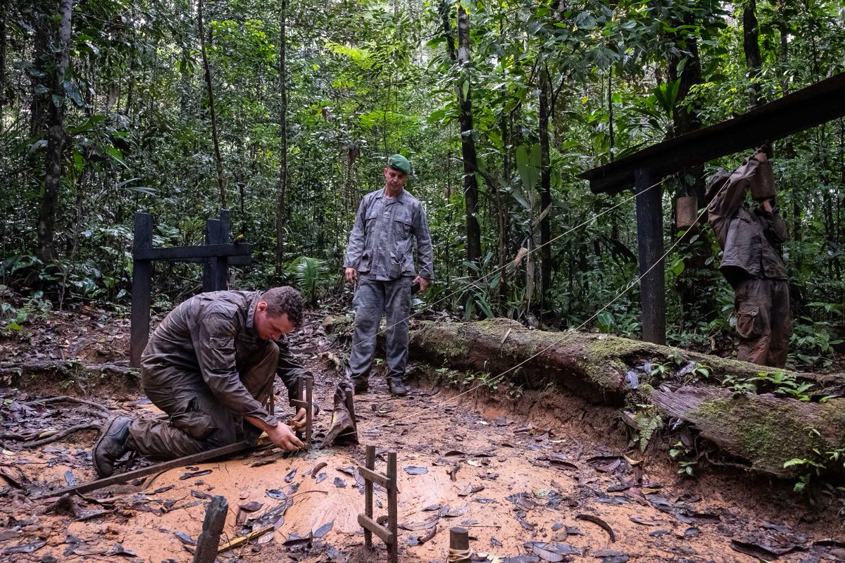 armeedeTerre's tweet image. Le #CEFE aussi mythique que redouté, prépare les militaires de l' @armeedeterre à la vie et au combat en forêt équatoriale.
#PrépaOps

▶️ defense.gouv.fr/web-documentai…