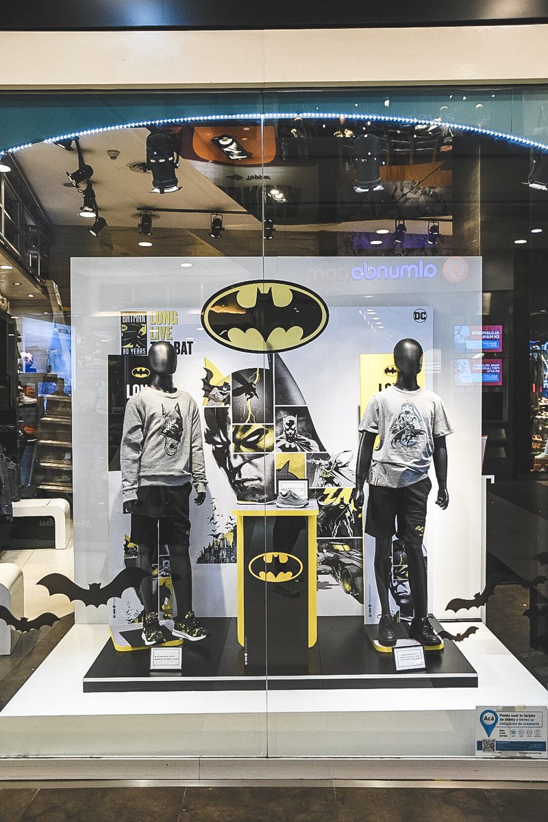 TopperArgentina's tweet photo. Recibimos la batiseñal y festejamos 80 años de Batman en #AbastoShopping #ConTopper https://t.co/BBrvfRF27v