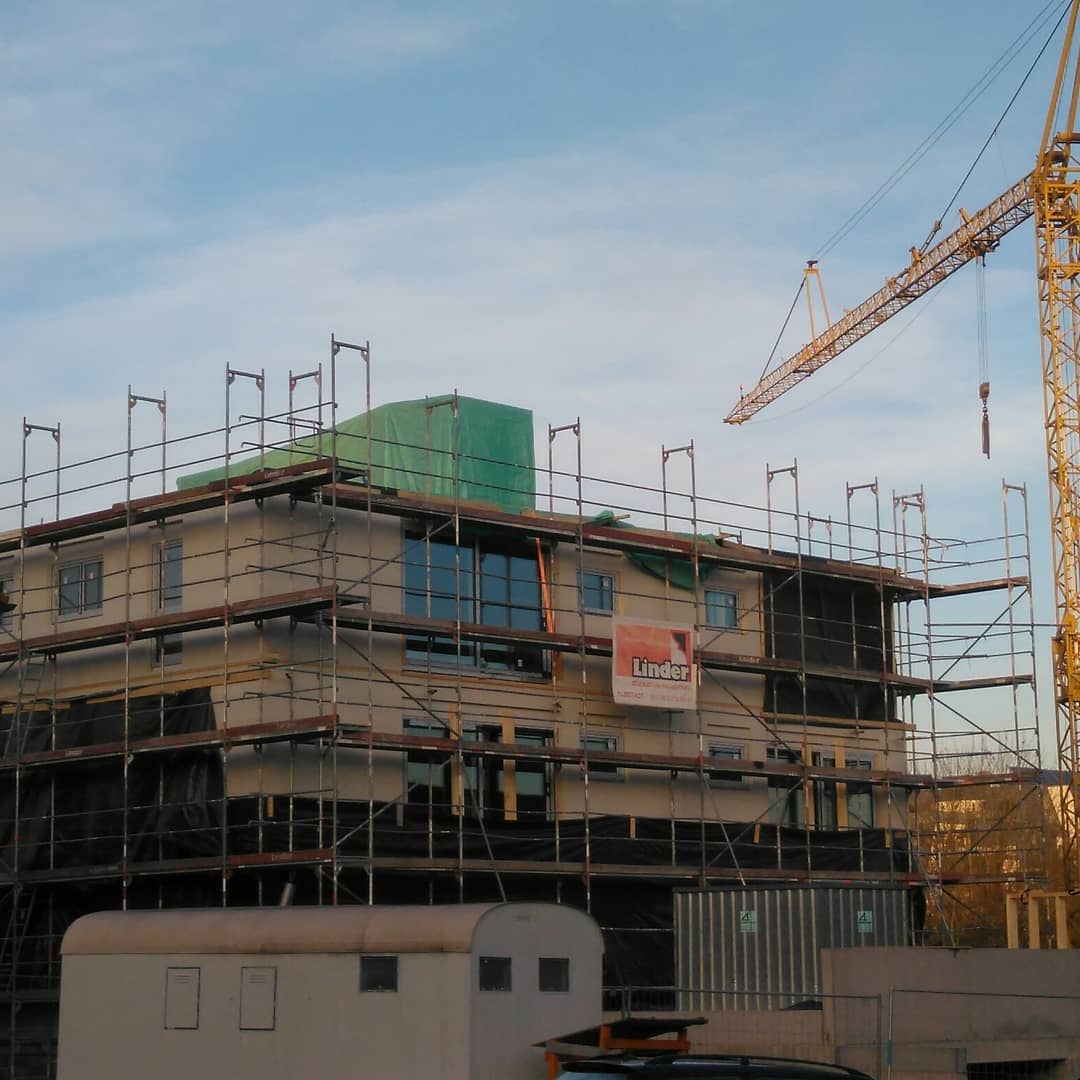 HolzbauRapp's tweet photo. #Holzhaus in #Holzhybridbauweise mit 4 #Stockwerken und 7 #Wohnungen. Es fehlt nur noch das #Penthouse. #Holzbau #CO2Einsparung #Zimmerei #ModernerHolzbau #SpassbeiderArbeit #TollesTeam #NoschNaturhaus #MengenZielfingen https://t.co/t1gvfsDdpe