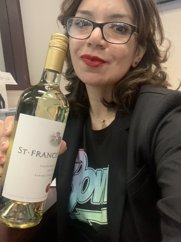 theLandofKoz's tweet photo. I love Client gifts! Gotta be fast with me around - I snagged the bottle of Sauvignon Blanc! #Wino #IsItFiveOclockyet https://t.co/TakvQwwWGt